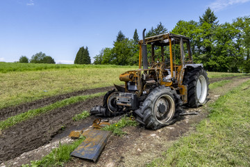 Obraz premium Carcasse de tracteur après un incendie