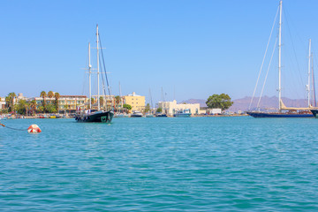 Fototapeta premium Hafen in Kos Stadt, Boote, Segelboote liegen im Haafen, blauer Himmel, Griechenland