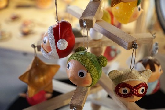 Weihnachtsschmuck auf einem Weihnachtsmarkt in Dezember 