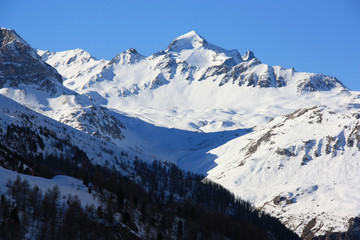 Fototapeta na wymiar Pics enneigés à Val d'Isère en Savoie, Alpes françaises