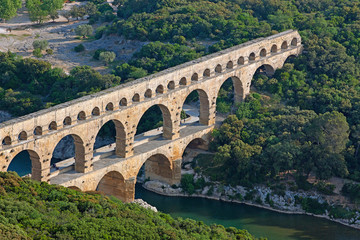 Obraz premium France, Languedoc-Roussillon, Gard (30), Vers-Pont-du-Gard, Pont du Gard, aqueduc Romain, classé Monument Historique, vue aérienne