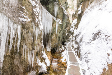 Fototapeta na wymiar Slovakia national park Mala Fatra, Janosikove diery, path in the forest, snow and winter.