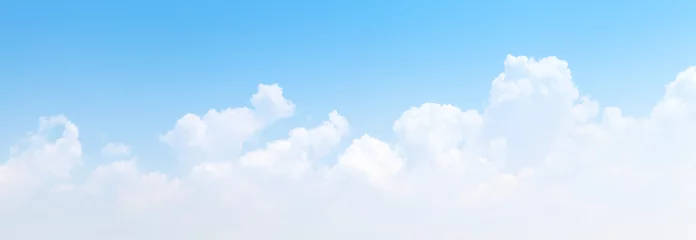 Foto op Plexiglas Vorming van witte cumuluswolken in blauwe lucht © evannovostro