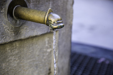 Water fountain spout