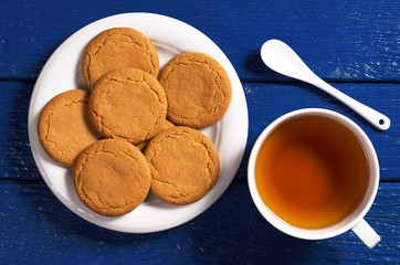 Ginger cookies and tea