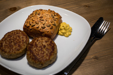 Zwei Bouletten mit Kürbiskern Brötchen und Senf