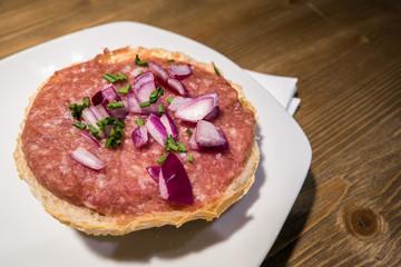 Mett Brötchen mit roten Zwiebeln und Petersilie