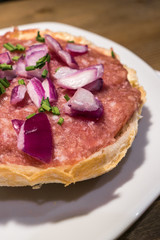 Mettbrötchen mit roten Zwiebeln und Petersilie