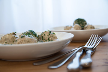 Königsberger Klopse mit Kapern Soße auf Kartoffelpüree mit Petersilie