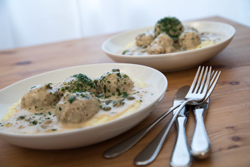 Königsberger Fleischklopse mit Kapern Sauce auf Püree mit Petersilie