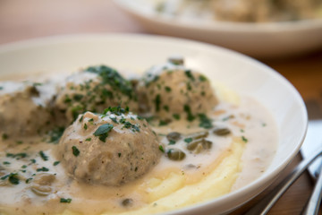 Königsberger Fleischklopse mit Kapern Sauce auf Püree mit Petersilie
