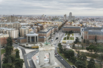 Obraz premium Widok z lotu ptaka na centrum Madrytu, Łuk Pamięci na placu Moncloa. Hiszpania.