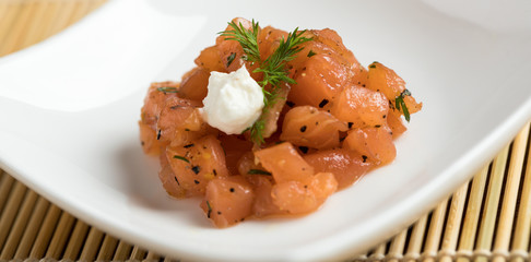 Lachs Tatar Vorspeise mt Meerrettich und Dill auf Catering Büffet