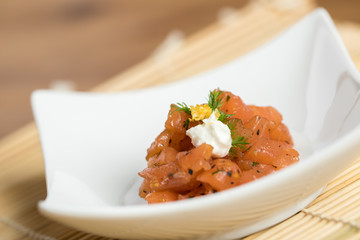 Lachstatar mit Meerrettich Soße, Zitrone und Dill