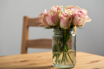 Cezanne Rosen Strauß Dekoration auf Holztisch