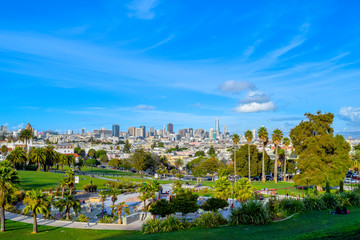 Ausblick auf die San Francisco Skyline von einem Park aus, USA, Kalifornien