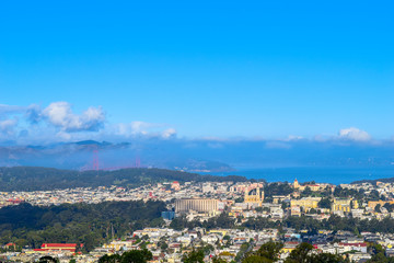 Ausblick über San Francisco, Golden Gate Bridge im Hintergrund im Meer, Nebel, USA, Kalifornien