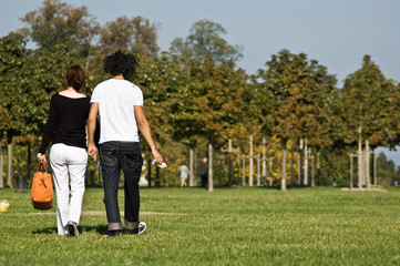 jeune couple en promenade