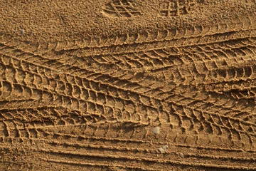 Badkamer foto achterwand Tyre tracks on sand. © pavelalexeev