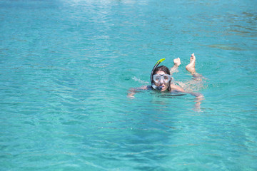 femme dans l'eau avec masque et tuba