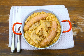 cassoulet toulousin,repas dans poêlon 