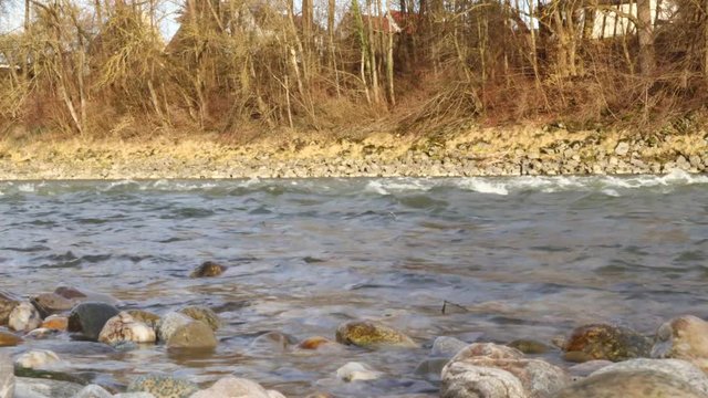 Zeitraffer fliessender Fluss