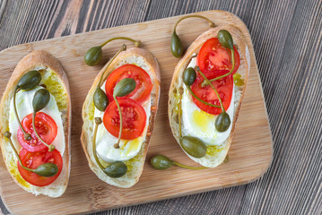 Ciabatta with mozzarella, tomatoes and capers