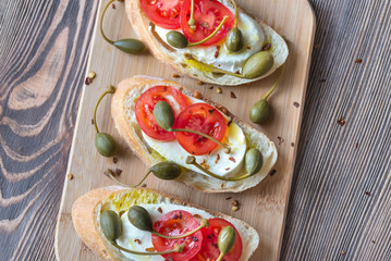 Ciabatta with mozzarella, tomatoes and capers