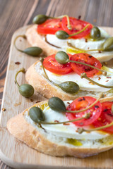 Ciabatta with mozzarella, tomatoes and capers