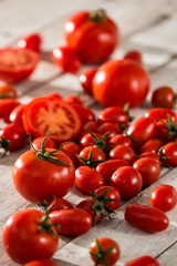 grupo de tomates, diferentes variedades, rojos