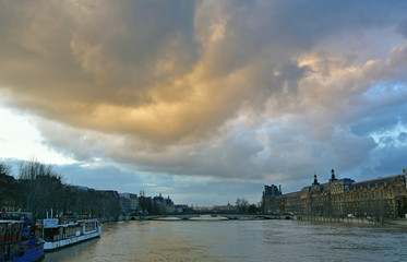 Le Louvre et la Seine en crue à Paris
