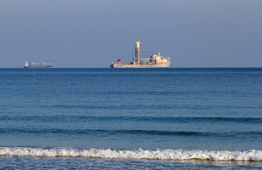 Буровое судно «Noble Globetrotter II» у берегов Варны (Болгария) 