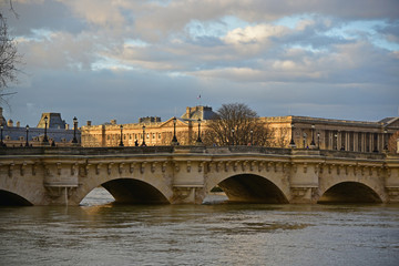 Le Pont-Neuf et la Seine en crue devant le Louvre à Paris