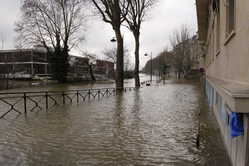 Fototapeta premium Quai de Seine et rue inondée à Paris