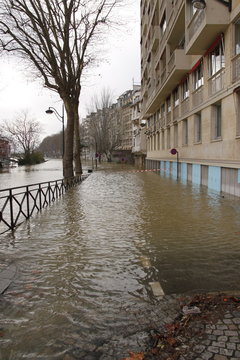 Quai de Seine inondé à Paris