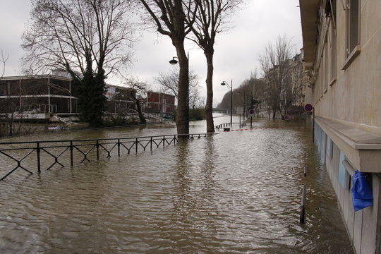 Quai de Seine et rue inondée à Paris