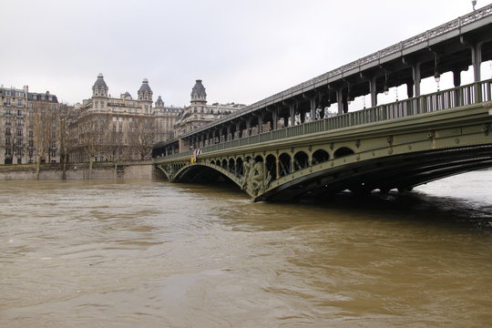 Crue de la Seine sous le Pont de Bir Hakeim à Paris