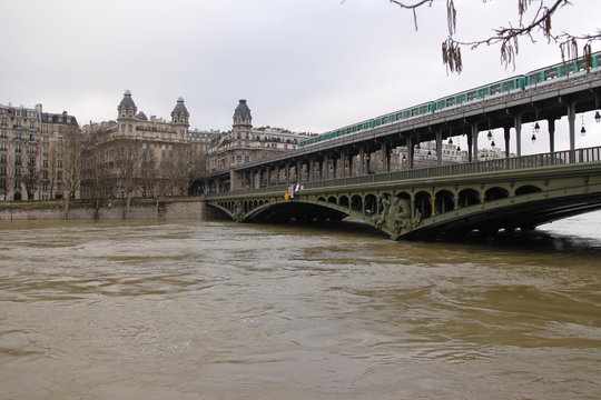 Crue de la Seine sous le Pont de Bir Hakeim à Paris
