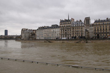 Fototapeta na wymiar Crue de la Seine, île de la Cité à Paris