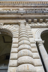 El Palacio Pitti es un palacio renacentista en Florencia, Italia, situado en la ribera sur del río...