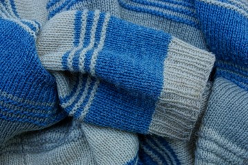 Fototapeta na wymiar сине серая шерстяная текстура из свитера с рукавом