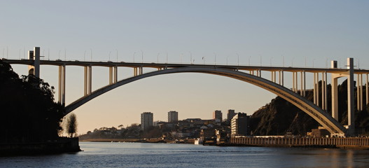 Fototapeta na wymiar Ponte da Arrábida, baixa da cidade, Porto, Portugal