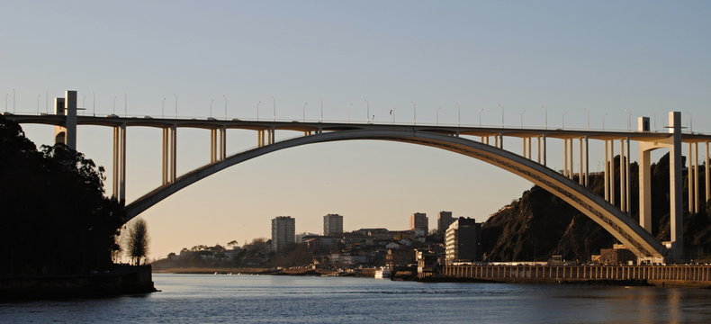 Ponte da Arr&aacute;bida, baixa da cidade, Porto, Portugal