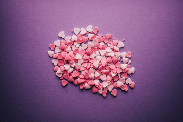Haufen mit Herzen auf Papier zum Valentinstag
