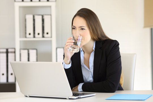 Businesswoman drinking fresh water in an office