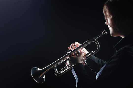 Trumpet player. Woman trumpeter