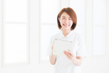 笑顔のナース　タブレットコンピューター