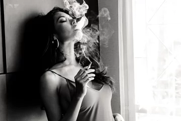 Modeporträt einer schönen Frau mit sexy schlankem Körper, die Zigarette raucht © Art_Photo