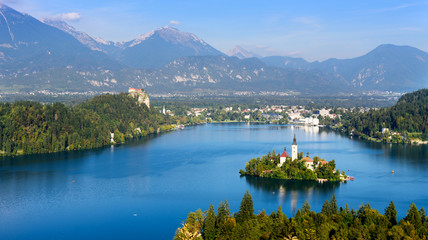 Obraz premium Panoramic view of Lake Bled, Assumption of Mary, and the Julian Alps, Slovenia