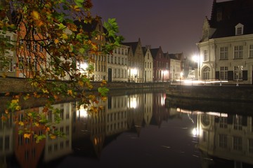 Fototapeta na wymiar quiet nigh of Brugges, Belgium, traditional buildings along the river